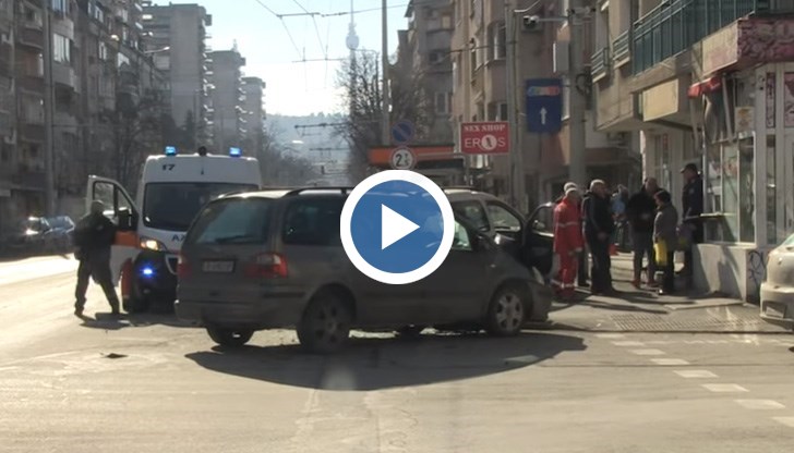 Служебен автомобил на ВиК - Русе и лека кола "Форд" са се ударили