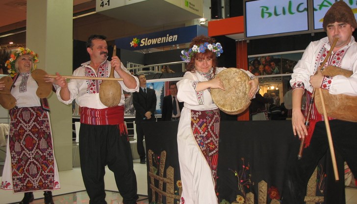 "Когато дойдеше някой на щанда да пита за планини и приключения, винаги викаха мен, защото от 20+ човека, представящи България, никой не можеше и дума да обели за планините", възмущава се Михаил Михов