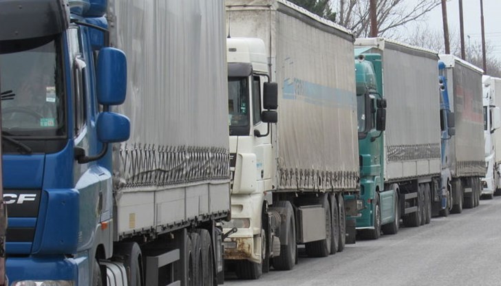 През пункта за последното денонощие в посока Румъния са преминали около 1300 камиона. За същия период у нас са влезли около 1200 тежкотоварни автомобила