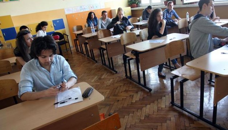 Дванадесетокласниците от профилирани паралелки задължително трябва да положат матура по български език и литература върху учебния материал от общообразователната подготовка в XI и XII клас