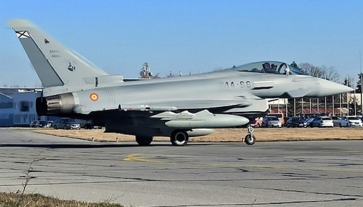 В 9 часа българско време два испански самолета са вдигнати по сигнал и са активирани от командването на НАТО