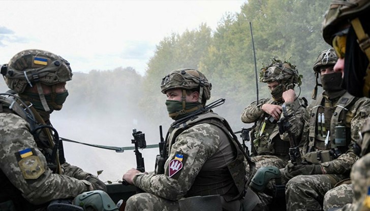 Тайните служби на САЩ предупреждават, че още в сряда руските войски могат да преминат украинската граница, а редица западни държави, включително и Германия, вече изтеглят своите граждани от Украйна