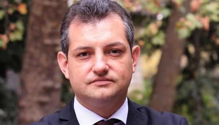 Аспарухов е доцент в Университета по архитектура, строителство и геодезия