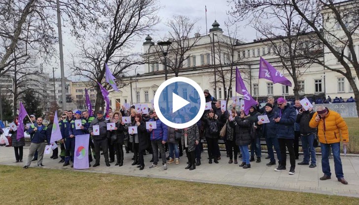 Сред протестиращите са музейни работници, огнеборци и представители на обществения транспорт