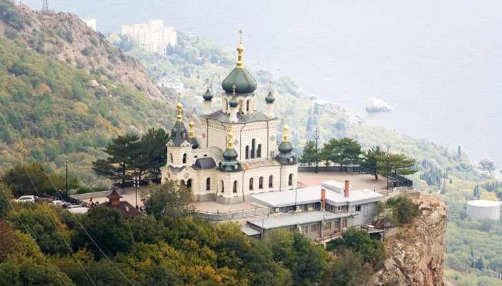 Според съобщението са задържани шестима руски граждани, които са се готвели да задействат самоделно взривно устройство в православна църква на анексирания от Москва полуостров "с цел сплашване на населението"