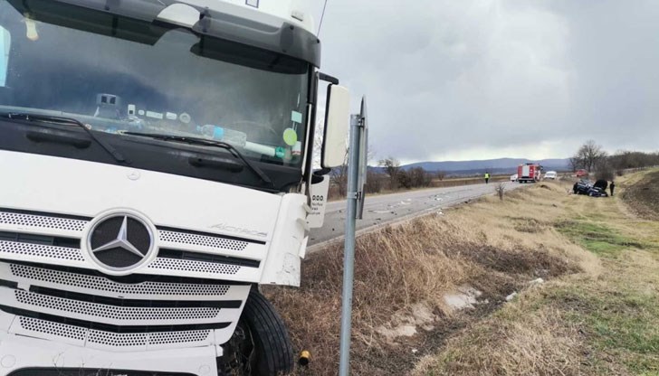 Ударили са се камион с молдовска регистрация и лек автомобил Мерцедес