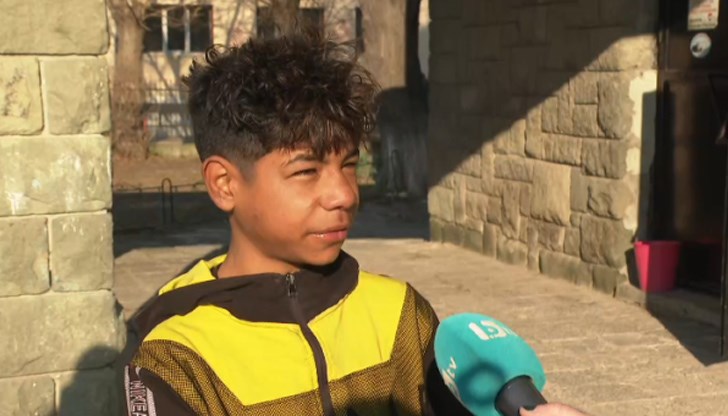 Вчера Исус е имал рожден ден, а няколко студенти са го завели в сладкарница и са му купили първата торта в живота му, както и обувки