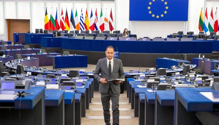 Не е нормално европейците да продължават да пътуват при различни правила, заяви евродепутатът