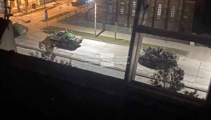 Танкове кръжат под прозорците им