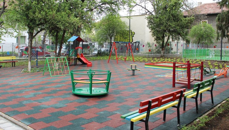 В съседство ще се построи и площадка за игра на открито с приблизителна площ 200 кв. м.