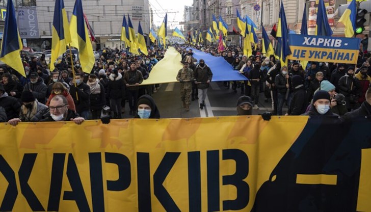 Демонстрантите носиха и плакати "Харков е Украйна"
