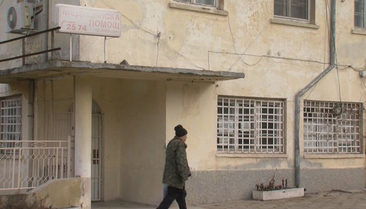 Единственият фелдшер в медицинския център е с COVID-19, а шофьорът е под карантина Единственият фелдшер в медицинския център е с COVID-19, а шофьорът е под карантина