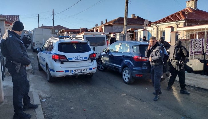 Блокирани са входовете и изходите на населеното място