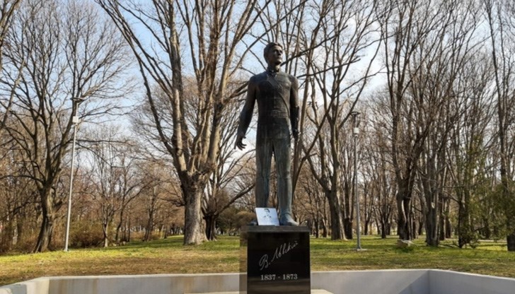 Празнична церемония пред новия паметник на националния герой в града Празнична церемония пред новия паметник на националния герой в града