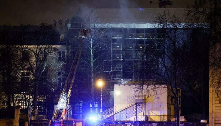 Пламъци са обхванали реконструирана сграда близо до музея