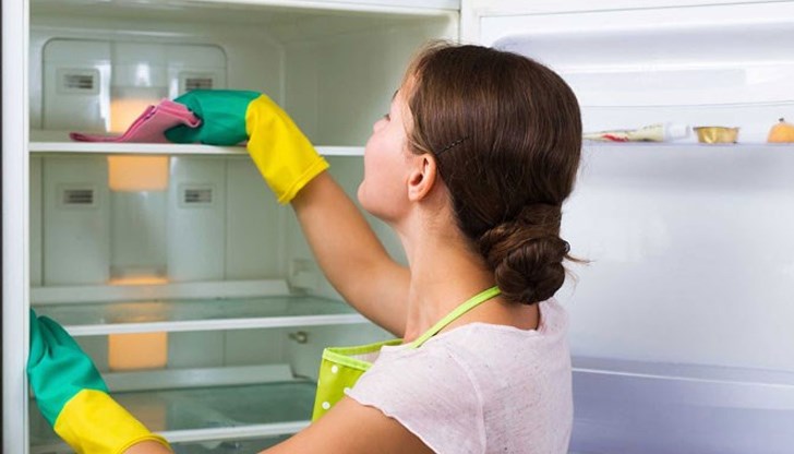 Ако на задната стена на хладилника има от време на време малък слой от скреж, не е необходимо да се притесняваме, тъй като това е нормално