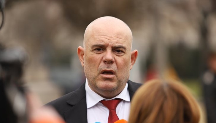 Искането беше внесено от Янаки Стоилов през юли миналата година и поводът за него беше сигнал от служебния вътрешен министър Бойко Рашков за допуснати нарушения от страна на главния прокурор.