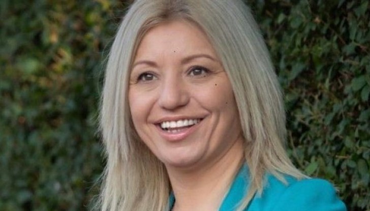 Тя отправя покана за дебат към Атанас Атанасов