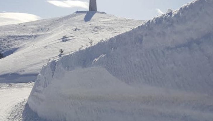 Причината са масивни снегонавявания и силен вятър Причината са масивни снегонавявания и силен вятър