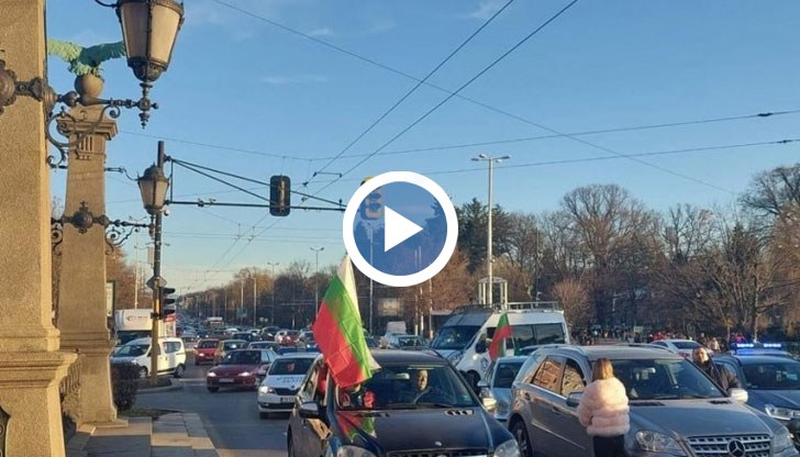 След това протестиращите се отправиха към Народното събрание