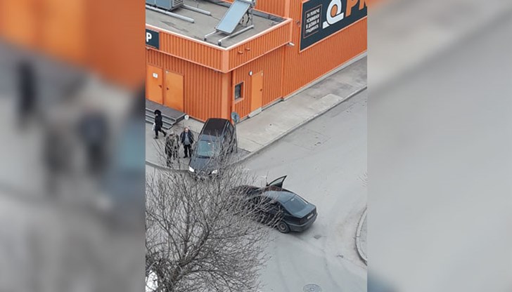 Кола се покачи на тротоара, друга остана по средата на кръстовището Кола се покачи на тротоара, друга остана по средата на кръстовището