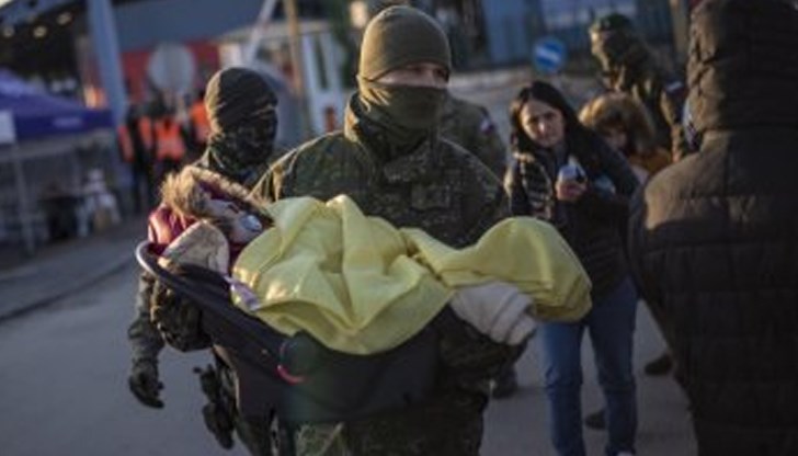 На граничния пункт Дунав мост пристигат стотици семейства, бягащи от ужаса на войната в Украйна, а нито една институция или благотворителна организация не им помага