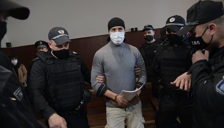 Виктор Омар се яви с белезници и пранги пред съда в Хасково
