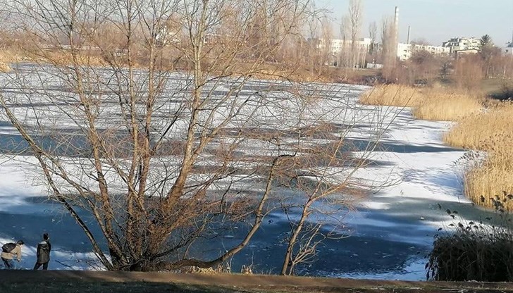 На места дълбочината на водоема достига до 28 метра