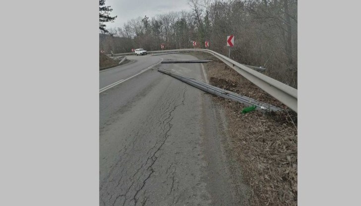 Пострадал е водачът (50 г.) на автомобила "Даф". Той е отведен в болница със сериозна травма на крака Пострадал е водачът (50 г.) на автомобила "Даф". Той е отведен в болница със сериозна травма на крака