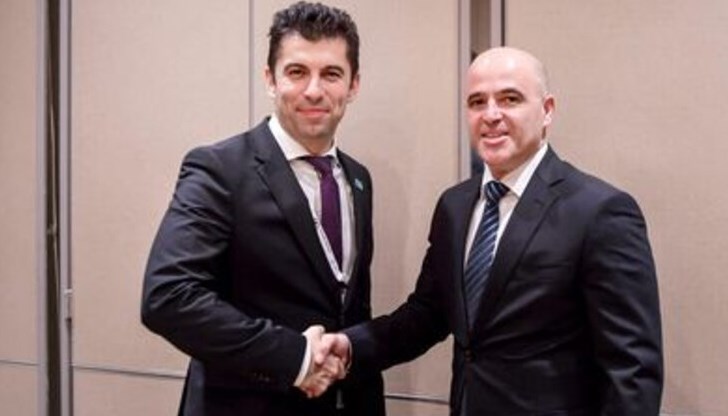 "Аз и Димитър вярваме, че това е възможно, и няма да се подаваме на провокации, а ще работим целенасочено и заедно, за да го постигнем", написа премиерът в своята фейсбук страница