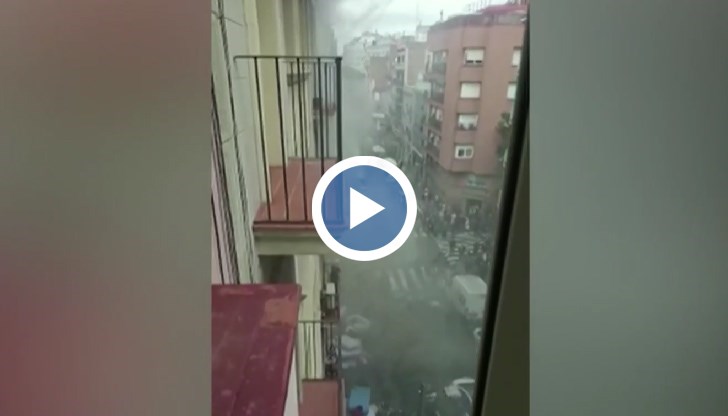 На кадри, разпространени в социалните мрежи, се виждат матраци на земята, които случайни минувачи са струпали, за да се опитат да спасят хората