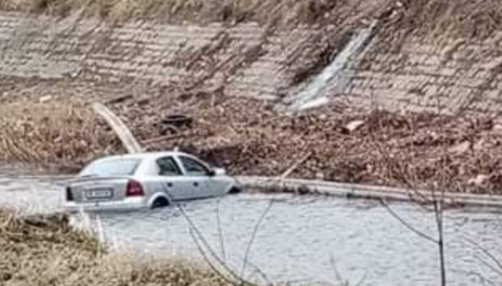 Шофьорът успява да се измъкне, но съпругата му остава заклещена Шофьорът успява да се измъкне, но съпругата му остава заклещена
