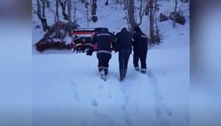Екипи на пожарна и спешна помощ успяха да свалят от Осоговската планина трудноподвижен мъж