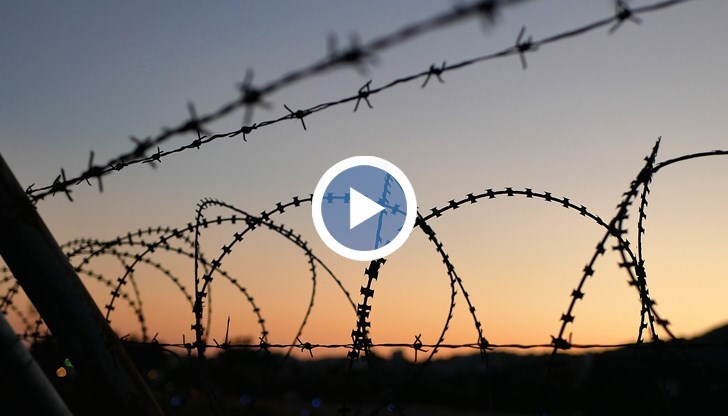 Предполага се, че хората са били изоставени от каналджиите на черен път с обещанието, че се намират близо до сръбската граница