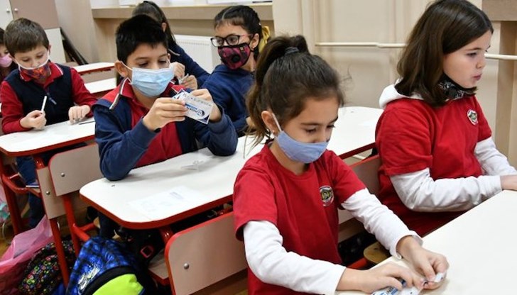 Продължава и присъственото обучение на децата от началните класове – от 1-ви до 4-ти