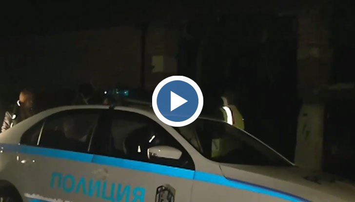 Нито Спешна помощ, нито полицията успяват да стигнат до тялото ѝ, защото е била заобиколена от агресивни кучета