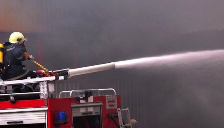 Предполага се, че причината за пожара е техническа неизправност на товарния автомобил