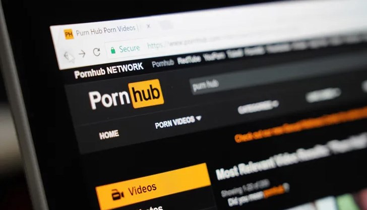 При опит да се влезе в популярния сайт вместо очакваните клипове се зарежда украинският флаг