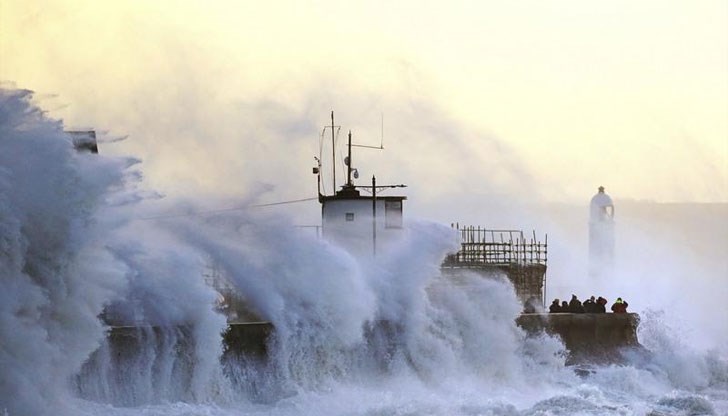 Загиналите са ударени от паднали дървета и летящи отломки