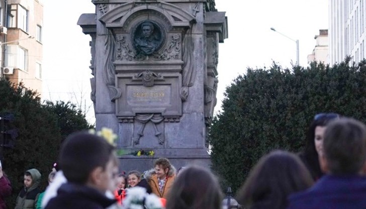 В цялата страна българите поднесоха цветя пред лика на Васил Левски