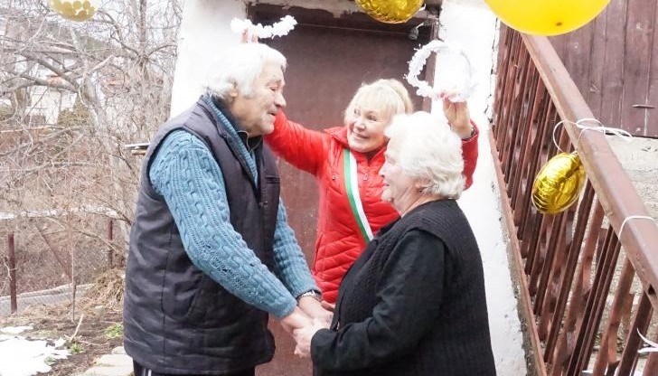 Заради пандемията семейството не е отбелязало "благодатната" си сватба (70-годишнината)