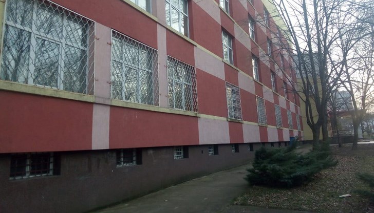 Предпочитам онлайн да е, докато премине вълната, обяснява баща на ученик в града