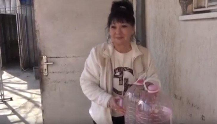 Друг клиент, който си е взел от същата вода, час след първата покупка се върнал и закупил още две туби, разказват за куриозния случай от магазина