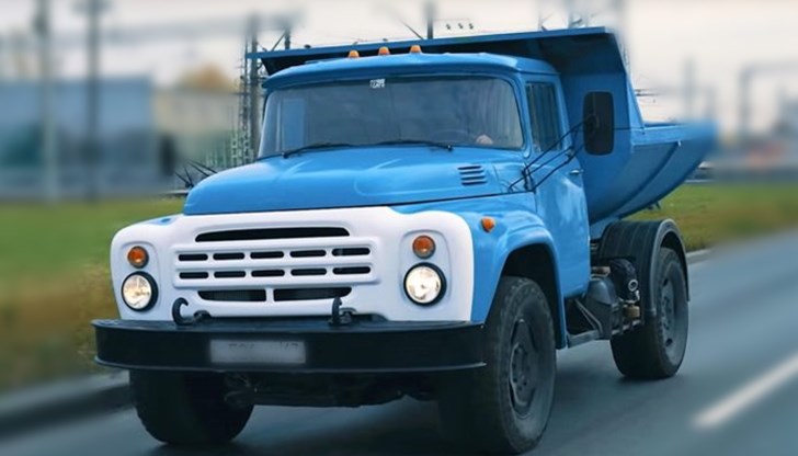 Двете регистрационни табели, поставени на товарния автомобил са издадени за друго МПС с марка "Ланчия" Двете регистрационни табели, поставени на товарния автомобил са издадени за друго МПС с марка "Ланчия"