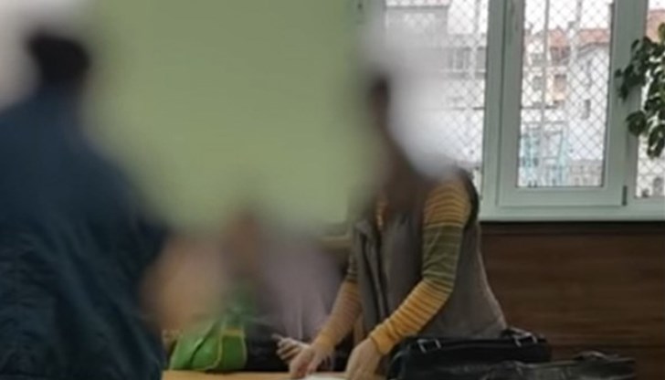 Тя стана известна от клип, в който стана ясно, че с ползват „специфични педагогически похвати“, включващи заплахи Тя стана известна от клип, в който стана ясно, че с ползват „специфични педагогически похвати“, включващи заплахи