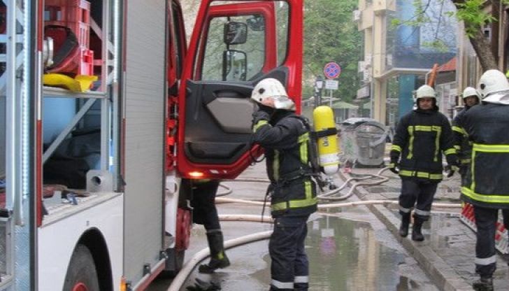 Сигналът е подаден в 21:02 часа и веднага на място са се отзовали три екипа на РДПБЗН