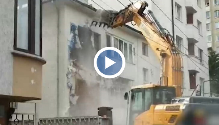 „Всичко се тресеше. Багерът започна да руши около 06.00 ч. Звъннах на 112. Полиция дойде след повече от час. Казаха ни, че може само да напишат протокол”, обясни един от потърпевшите