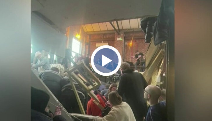 Според полицията клубът е бил препълнен, след като голям брой футболни фенове влезли вътре