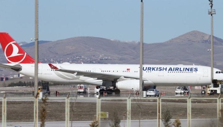 Турски самолет със сериозен технически проблем кацна аварийно на летището в столицата