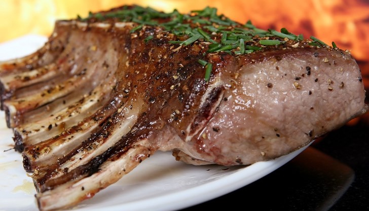 Изследванията показват, че яденето на много червено месо може да увеличи риска от развитие на колоректален рак (рак на дебелото черво)
